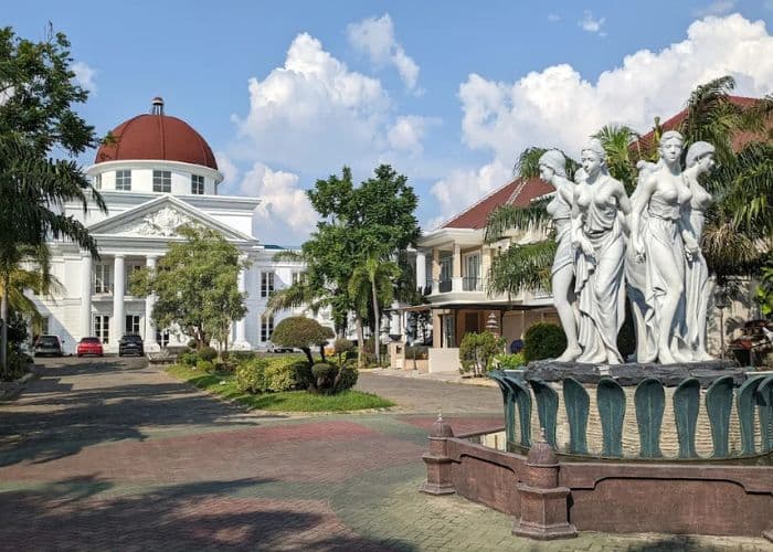 PELUANG KARIR SEMARANG! Royal Dome Clubhouse Buka Lowongan Menggiurkan! Ini Kesempatan Emas Jadi Resepsionis Idaman!