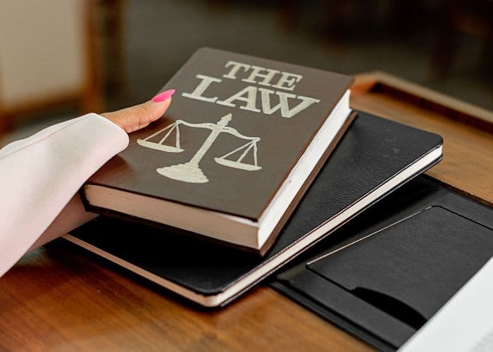 Kamu Suka Debat? Fakultas Hukum Bisa Jadi Pilihan yang Paling Cocok Buatmu!