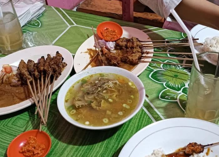 Daging Empuk, Bumbu Medok! Rekomendasi 6 Tempat Makan Sate Kambing Terbaik di Cilacap, Wajib Harus Kamu Coba!