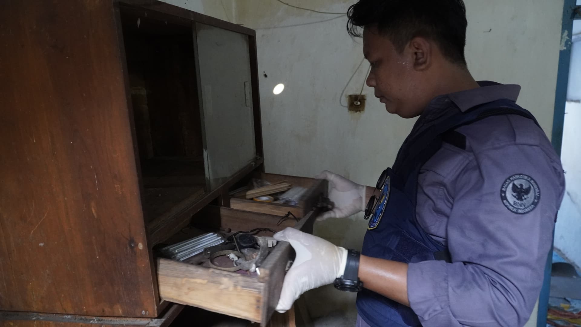 BNN Geledah Rumah Warga di Tegal, Amankan Satu Orang Diduga Residivis Jaringan Narkoba