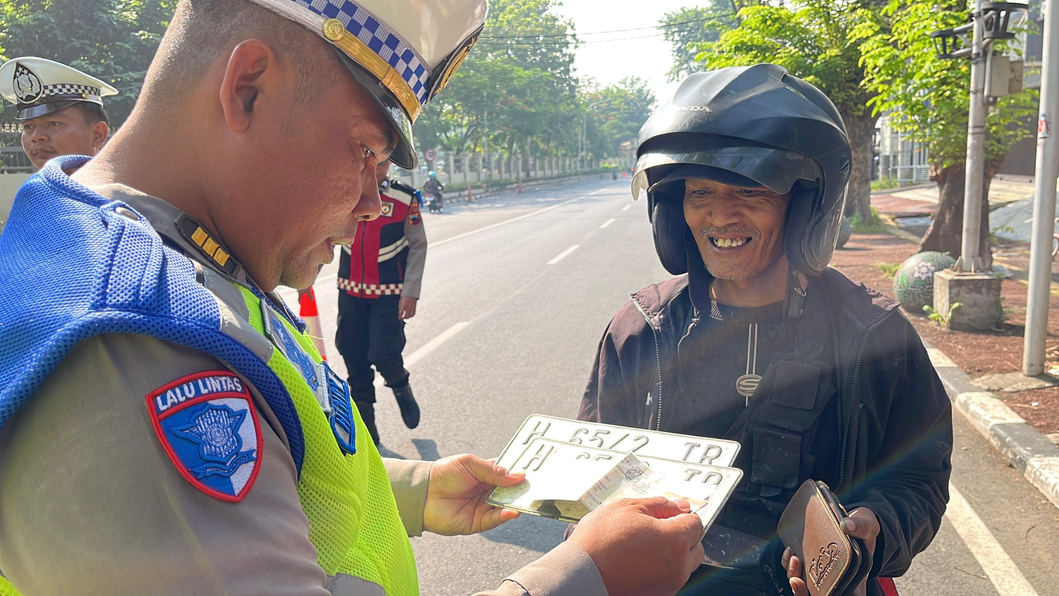Temukan Lansia langgar Lalu Lintas, Satgas Operasi Patuh Candi Polda Jateng Beri Teguran Simpatik