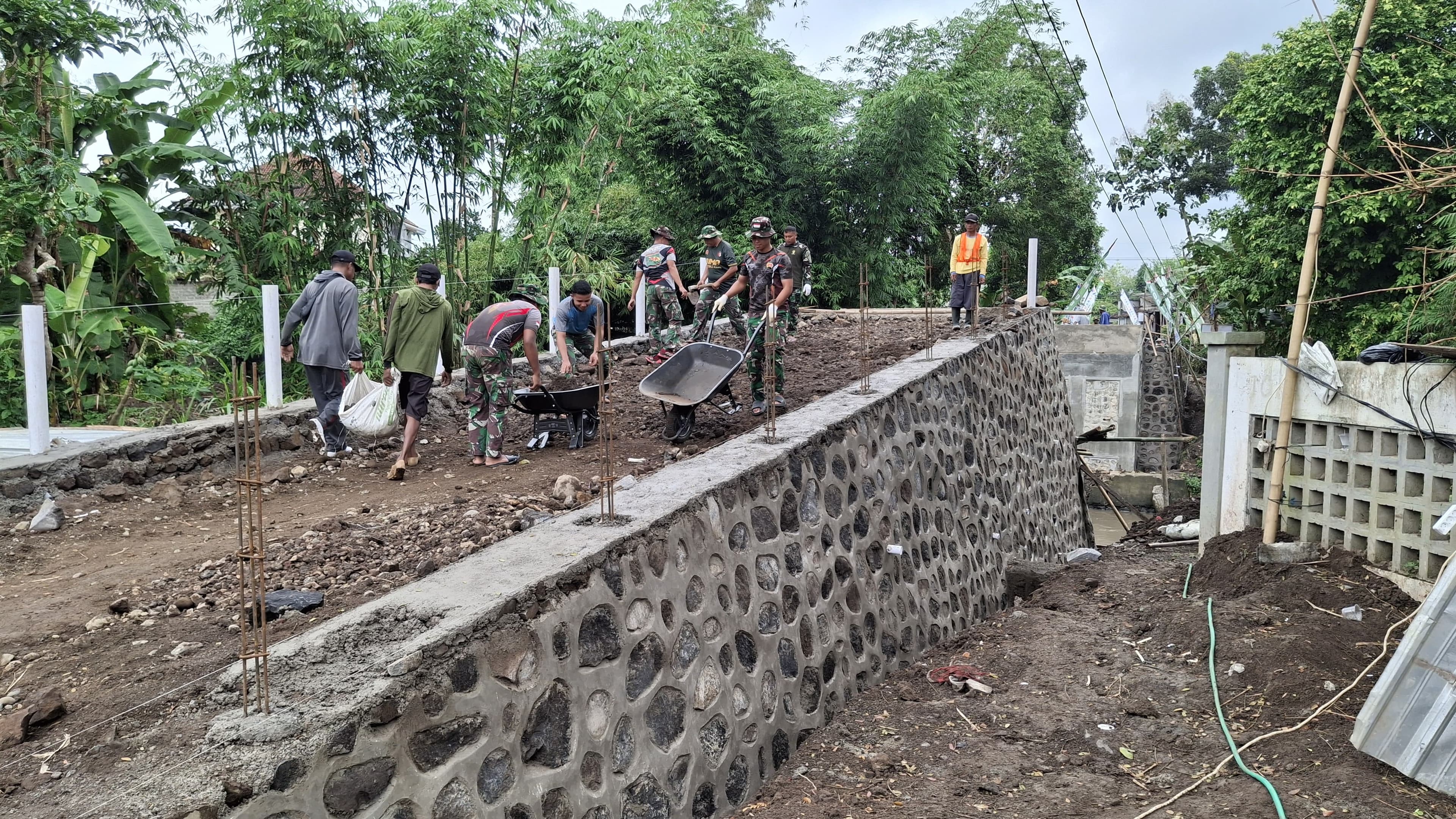 TNI di Banyuwangi Bangun Desa Pakai Alat Jadul Angkong, Demi Percepat Pembangunan di Medan Sulit! Warga Sampai Terharu!