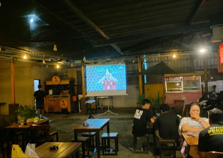 Keseruan Nonton Bareng Laga Semifinal AFF U23 Indonesia Vs Thailand di Cafe Teman Nongkrong Jepara, Ada Layar Besar yang Cocok untuk Pecinta Bola