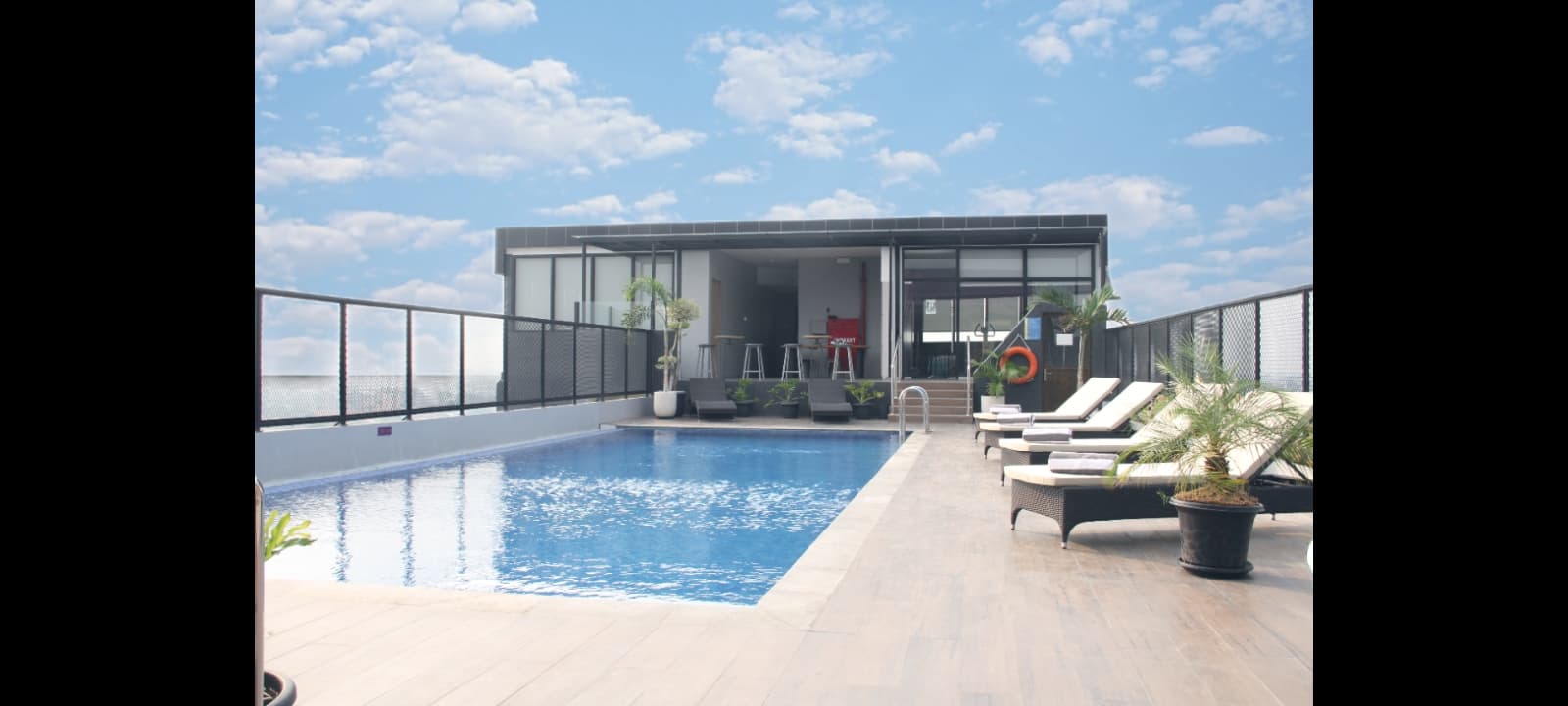 Nikmati Pemandangan Kota Semarang yang Indah Sekaligus Menjaga Kebugaran di Rooftop Lantai 15 Quest Prime Pemuda Semarang