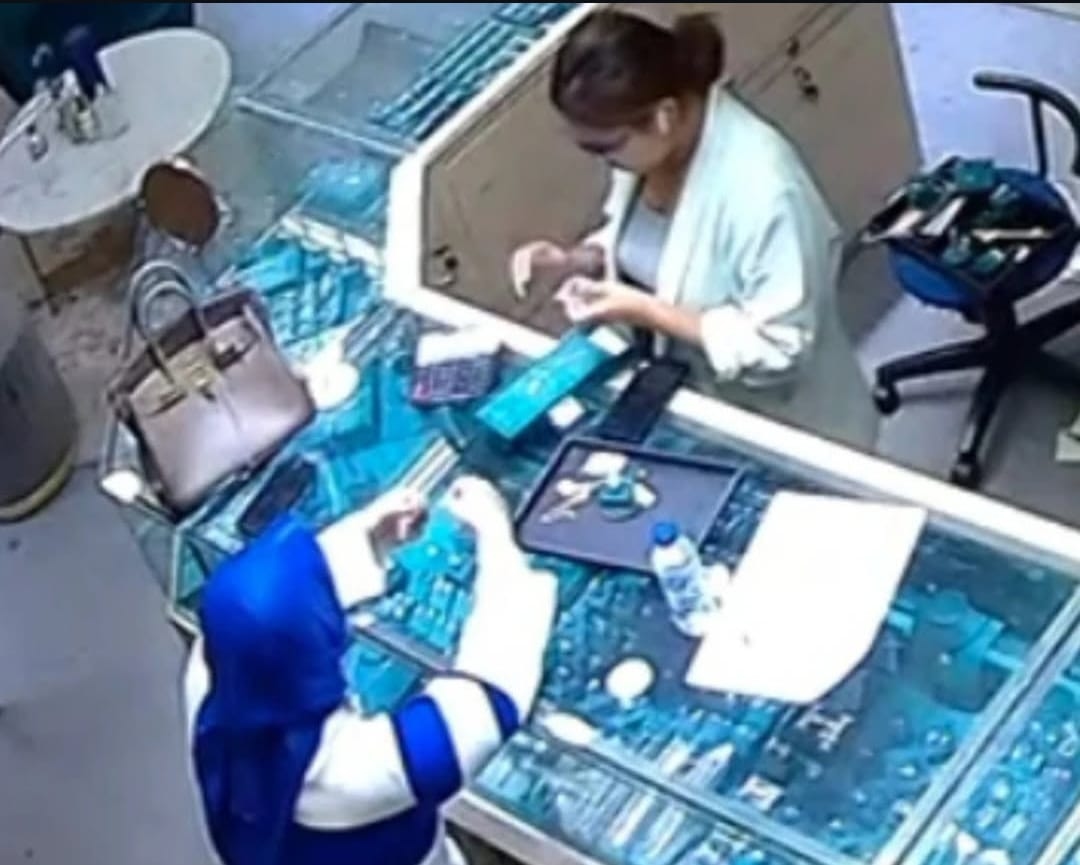 Bawa Tas Hermes, Wanita Berhijab Curi Kalung Berlian di Toko Diamond Jewelry, Jakarta Utara