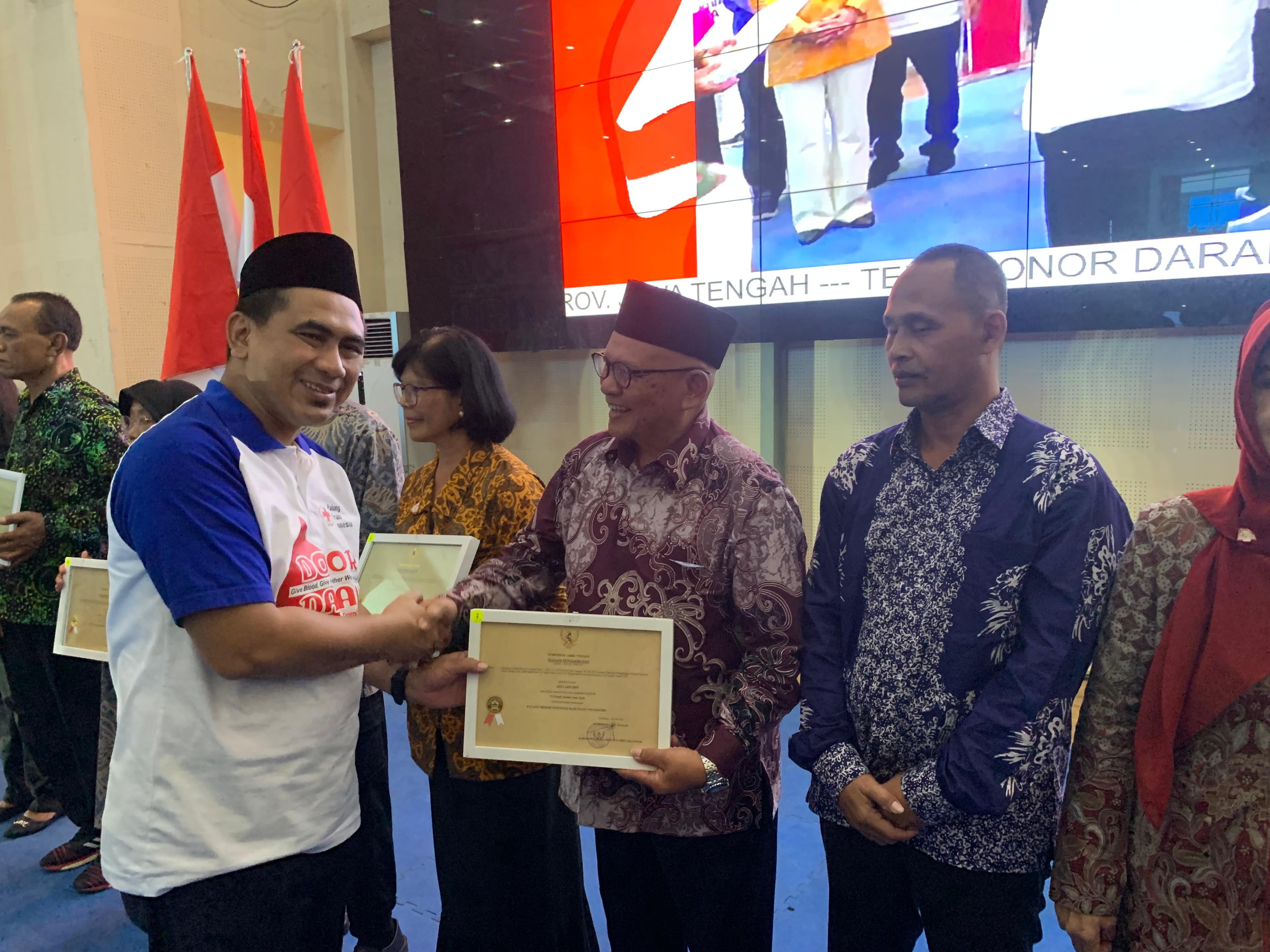 Wakil Gubernur Jateng Beri Penghargaan Kepada 2.140 Pelaku Donor Darah Sukarela Melalui PMI