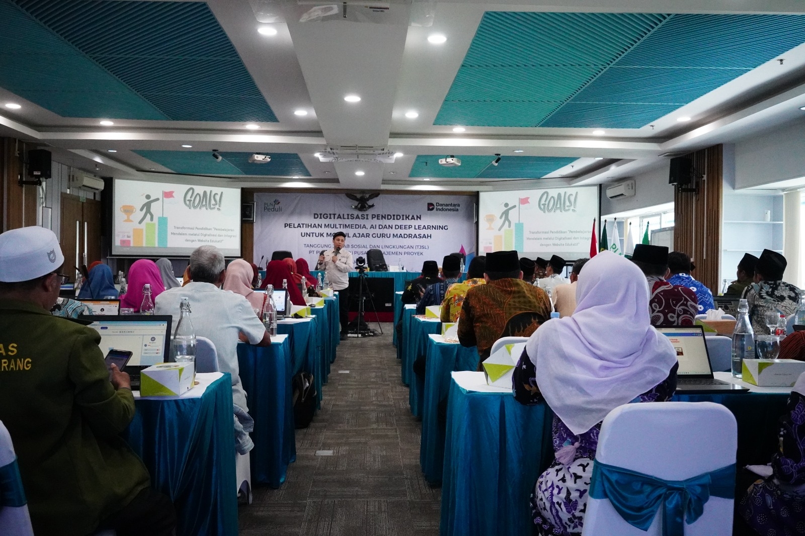 Senyum Ceria di Madrasah: PLN Beri Bantuan Peralatan dan Pelatihan, Wujudkan Pembelajaran Inovatif Jelang Hari Kemerdekaan