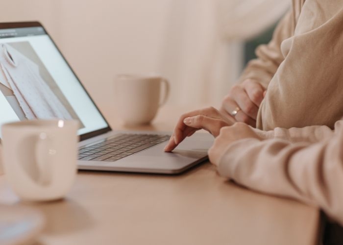 Mitos atau Fakta? Main Laptop Sambil Dicas Bikin Baterai Rusak? Ternyata Ini Jawabannya, Bikin Kaget!