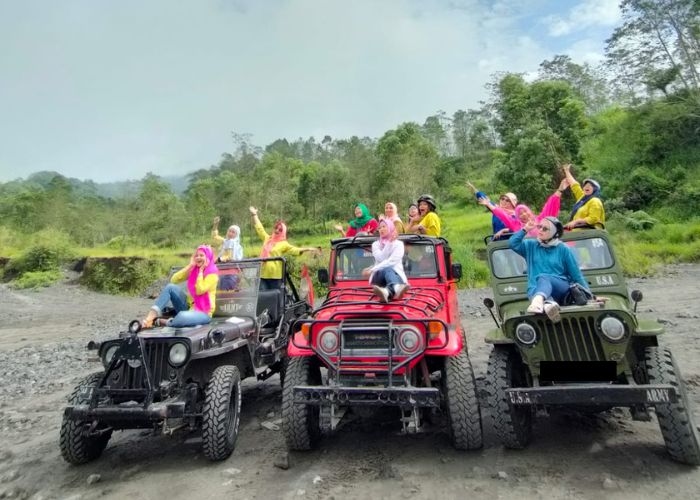 BIKIN ADRENALIN MENDIDIH! Uji Nyali Naik Jeep Tour Merapi, Dijamin Jadi Pengalaman Paling Gak Terlupakan!