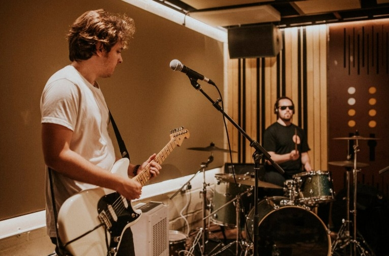 KUMPUL BARENG TEMAN MAKIN ASYIK! Ini 5 Lagu Tongkrongan yang Wajib Ada di Playlist, Dijamin Bikin Semua Nyanyi Bareng!