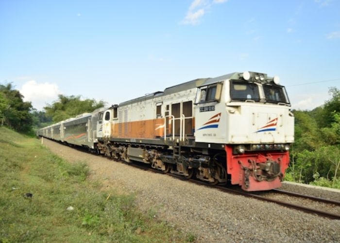 Peringatan untuk Penumpang Kereta Api! KAI Berlakukan Berhenti Luar Biasa di Stasiun Jatinegara, Cek Jadwal Lengkapnya!