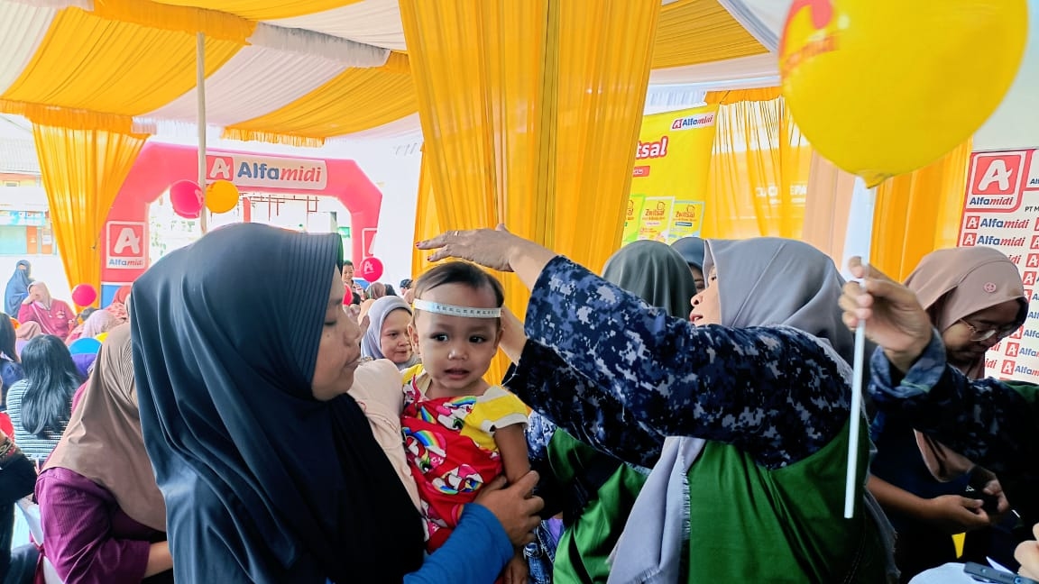 Edukasi Keluarga Balita: Alfamidi dan Zwitsal Dukung Kesehatan Kulit Anak di Sukoharjo