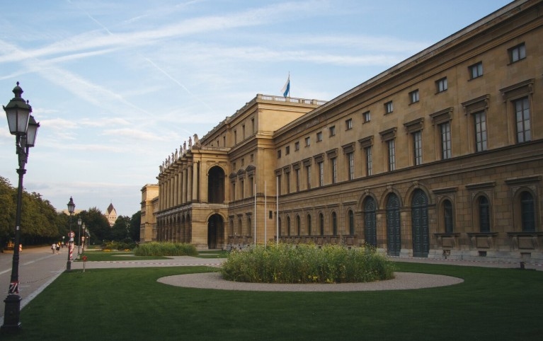 Pilih Kuliah di Indonesia atau Luar Negeri? 4 Hal Ini Wajib Kamu Pertimbangkan Biar Gak Salah Langkah!