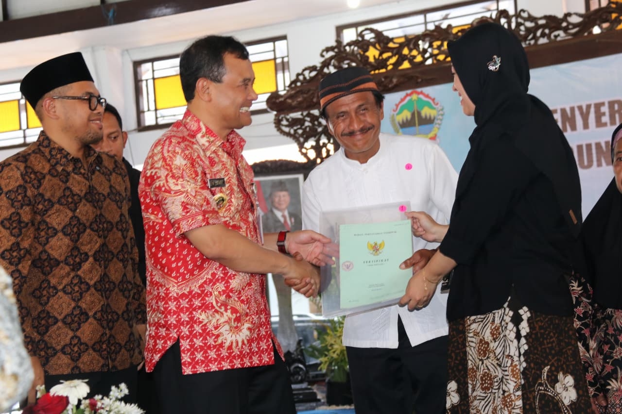 Hapus Hutang Petani, Gubernur Ahmad Luthfi Bagikan 1.065 Sertifikat