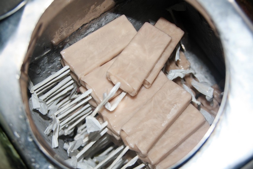 Kenangan Manis Era 90an! Es Goyang, Kuliner Jajanan Legendaris yang Bikin Nostalgia di Setiap Gigitan!