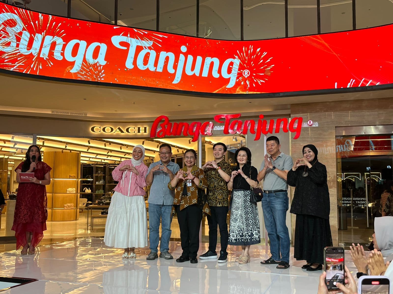Bunga Tanjung Gelar Pameran Emas Terbesar di Semarang, Dimeriahkan Wali Kota dan Rony Parulian