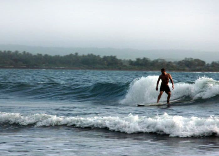 Bikin Kaget! Ternyata di Ciamis Ada Pantai dengan Ombak Kelas Dunia, Pantai Batu Karas! Cocok Lho Buat Belajar Surfing!