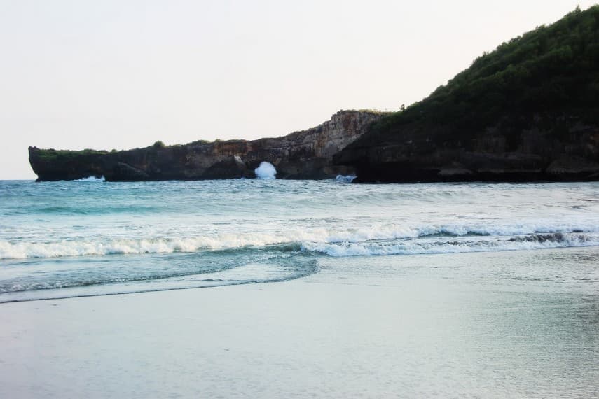 Bukan Cuma Parangtritis! Ada Pantai di Gunung Kidul yang Punya Pasir Unik dan Cocok Buat Camping!