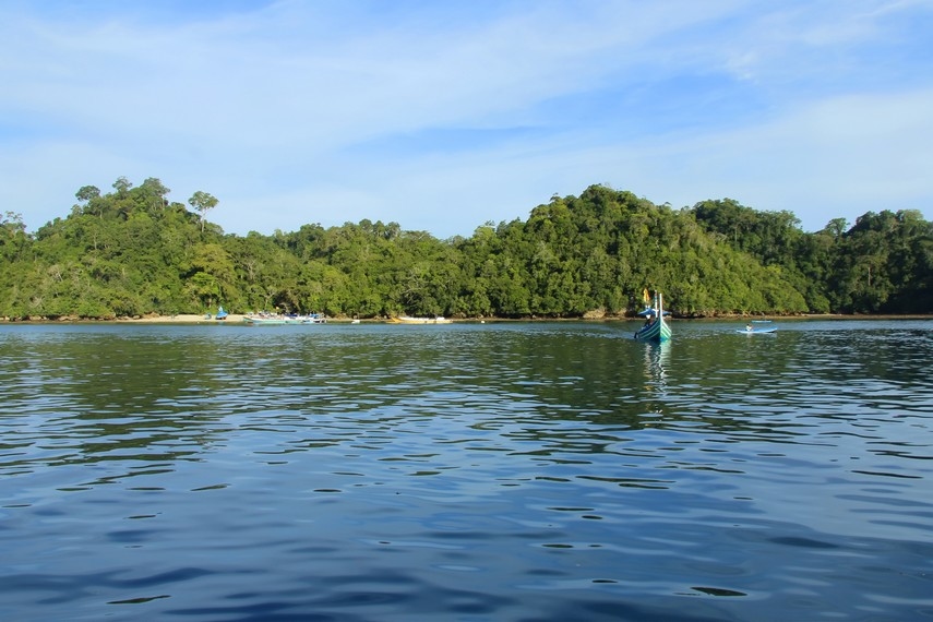 Bikin Betah! Wisata Pantai Sendang Biru, Pantai di Malang Ini Punya Ombak Tenang dan Jadi Surganya Ikan Segar!