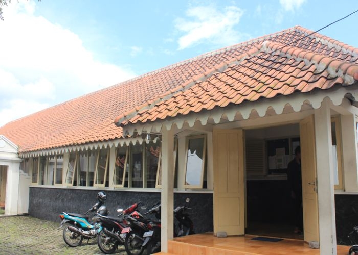 Jejak Sejarah Bangunan Tua di Jogja! Dulu Rumah Sakit Belanda, Kini Jadi Kantor yang Simpan Rahasia Arsitektur Indis yang Unik!