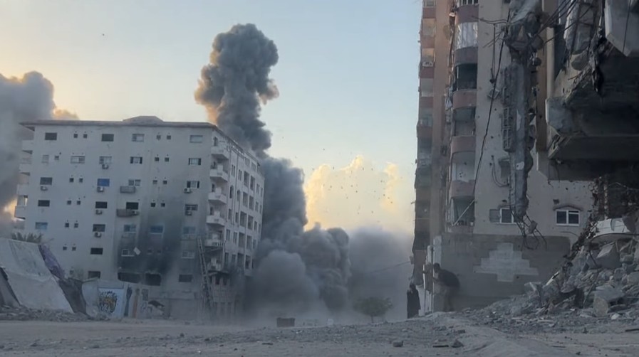 Hancur Lebur! Serangan Udara Israel Runtuhkan Menara Al Roya di Gaza, 87 Warga Tewas dalam Sehari!