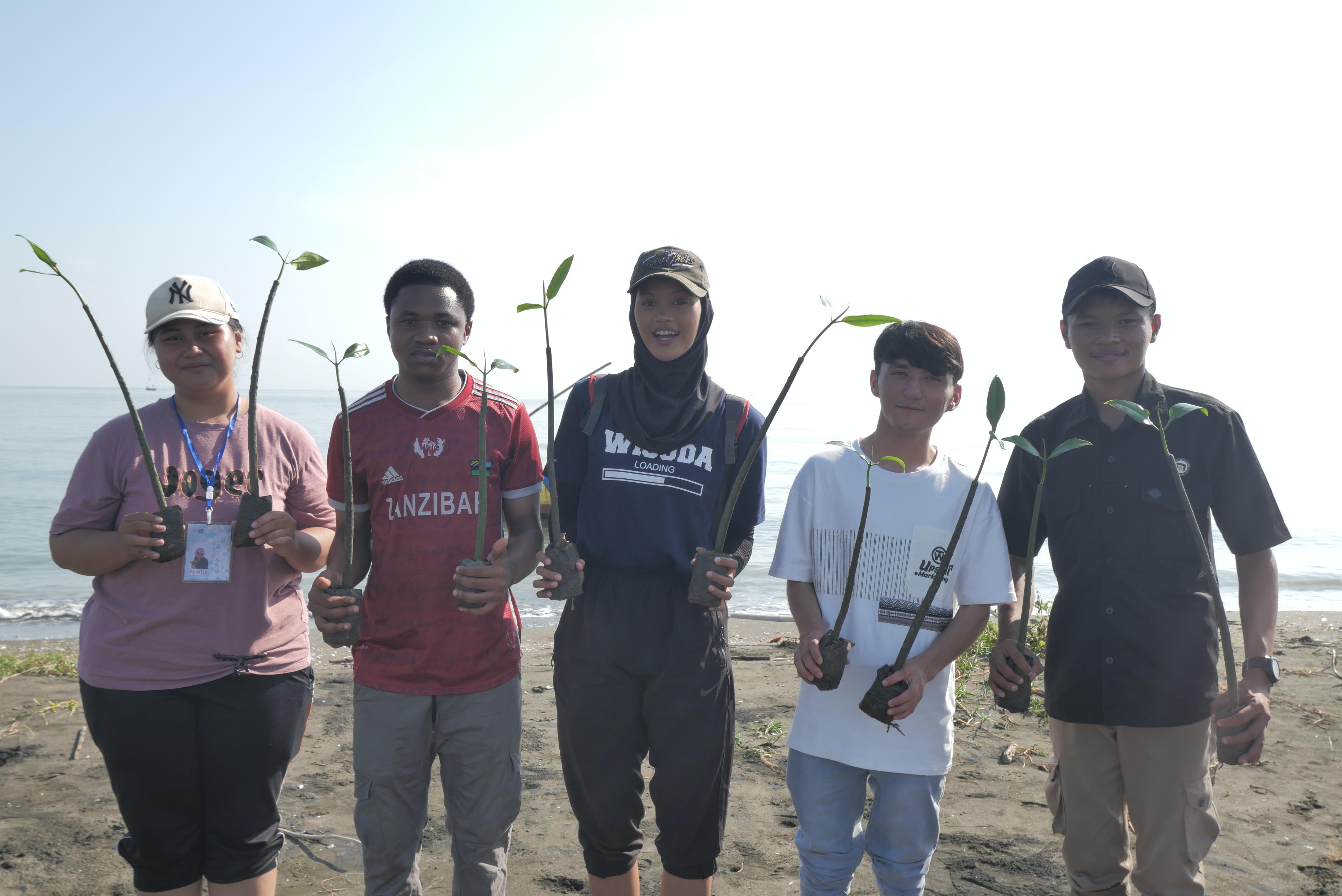 Tegaskan Komitmen Cinta Lingkungan Ratusan Mahasiswa Baru Udinus Tanam 3.154 Mangrove di Pantai Mangunharjo