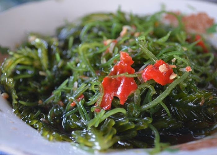 Bikin Penasaran! Makanan Aneh dari Rumput Laut Ini Jadi Jajanan Favorit di Bali, Rasanya Pedas Gurih Bikin Nagih!