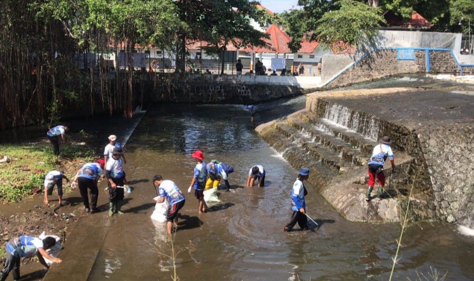 200 Orang Relawan Bersih-bersih Sungai Banyudono di HUT ke-80 PMI Boyolali