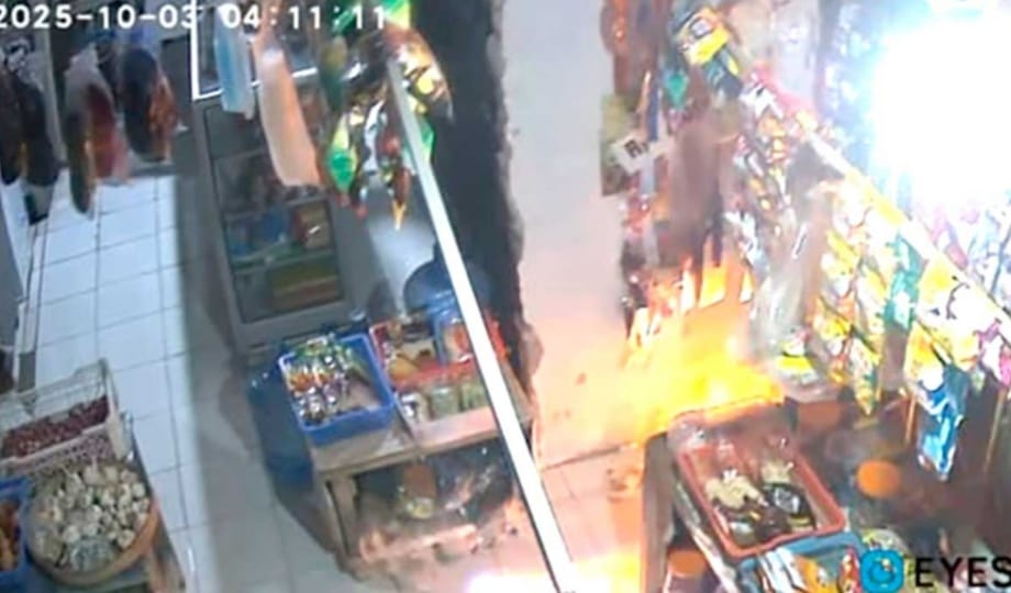 Viral, Rumah Teguh Istiyanto Dibakar OTK, Dua Pelaku Terekam CCTV