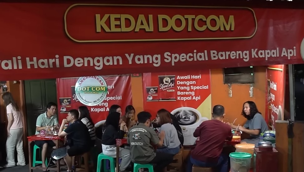 KEDAI DOTCOM! SURGANYA ANGKRINGAN SEMARANG DENGAN 50 MENU DAN BUKA 24 JAM NONSTOP, RAHASIA PARA PECINTA KULINER!