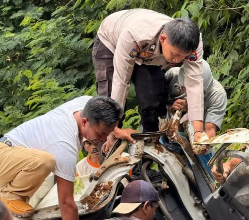 Tragis, Truk Mixer Masuk Jurang 300 Meter, Sopir Tewas Seketika