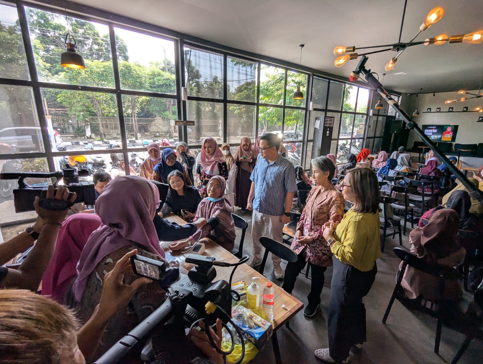 Yuk Talk, Dipa Yustia Gelar Kesehatan Gratis dan Ajak Guru PAUD Kuasai Keterampilan Pijat Bayi