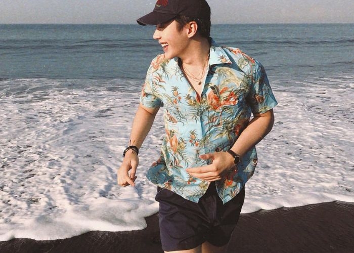 Bukan Cuma Celana Pendek! Ini 10 Outfit Pria Paling Keren dan Adem Buat Vibes Liburan Maksimal di Pantai (Part 1)