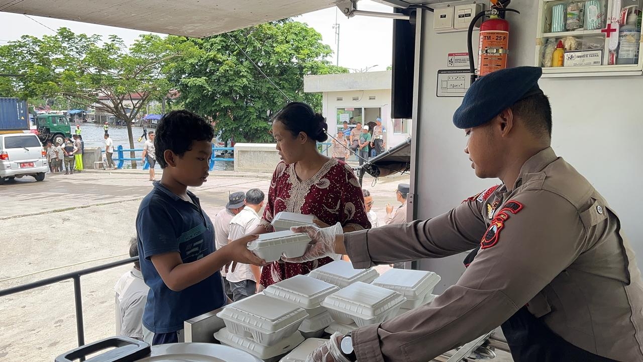 Brimob Polda Jateng Dirikan Posko Tanggap Darurat di Genuk, Tiap Hari Siapkan Ribuan Porsi Makanan Siap Saji