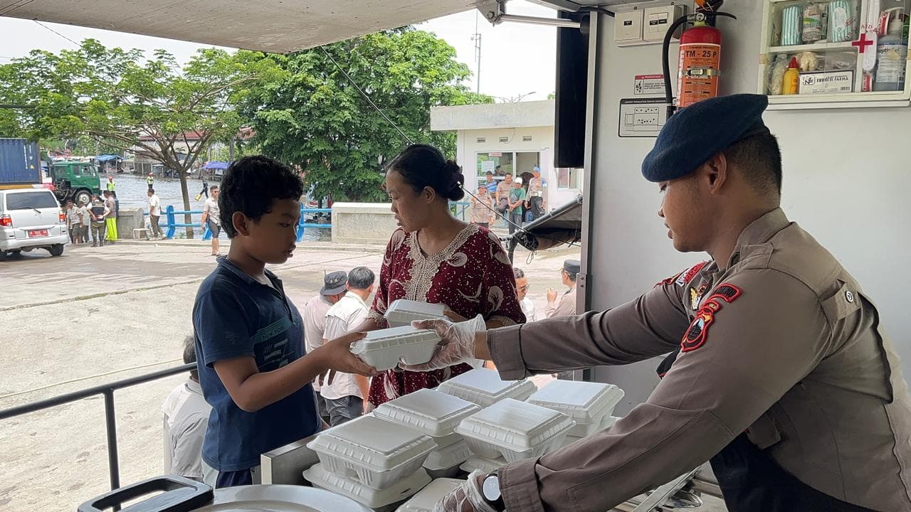 Brimob Polda Jateng Dirikan Posko Tanggap Darurat di Genuk, Tiap Hari Siapkan Ribuan Porsi Makanan Siap Saji