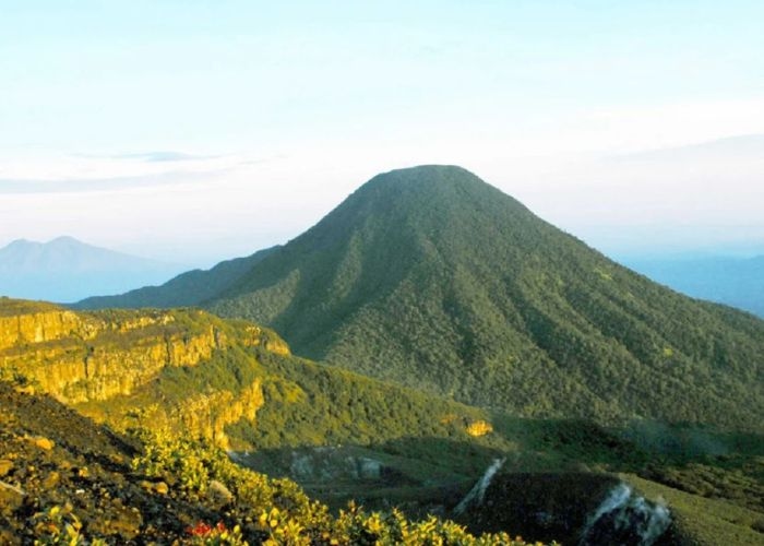 MITOS GUNUNG GEDE PART 2: Telaga Warna Simpan Ikan Gaib Pengabul Permintaan, Tapi Waspada Gerbang Dunia Lain di Kandang Badak!