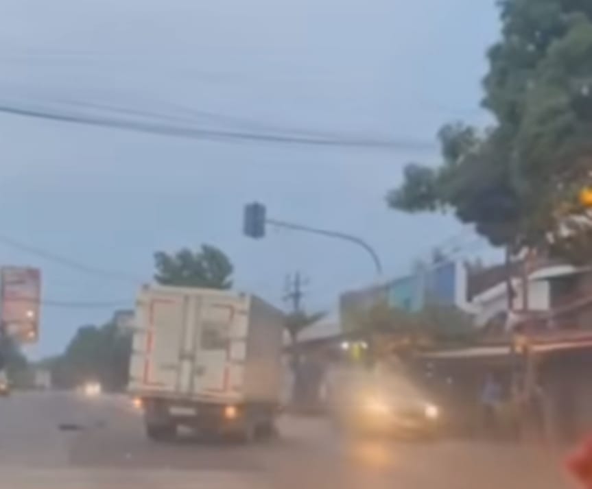 Truk Box Tabrak Sepeda Motor di Persimpangan Pasar Pentungan Rembang, Pengendara Alami Patah Kaki