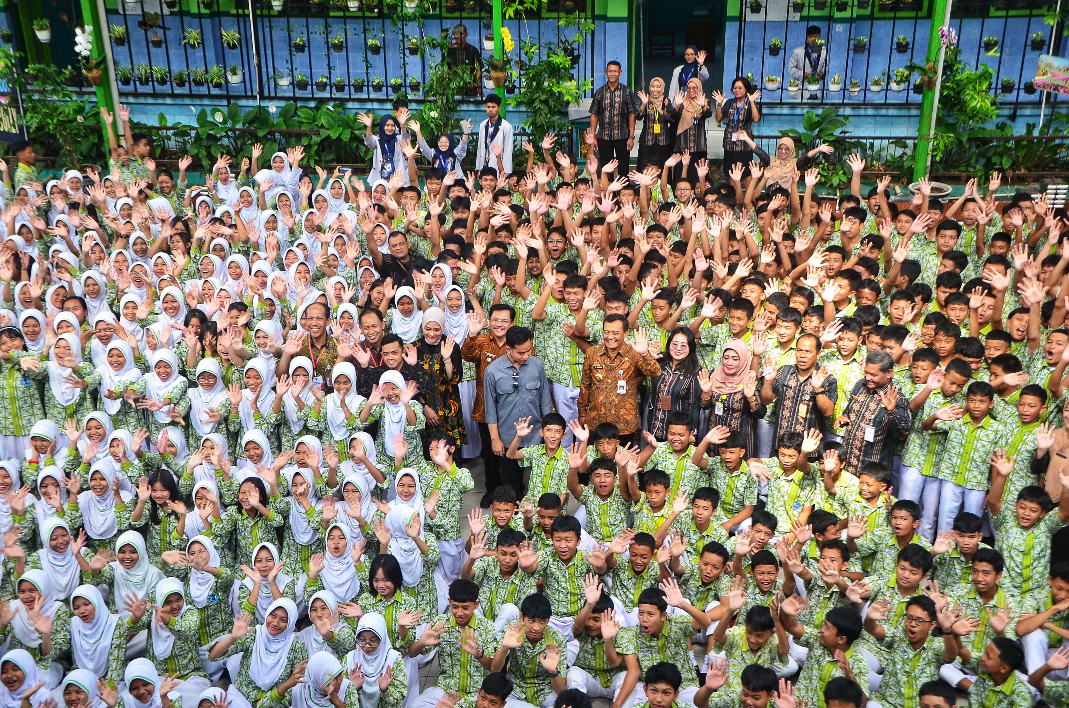 MBG di Jawa Tengah Telah Sasar 6,3 Juta Penerima Manfaat, Wapres Gibran dan Gubernur Luthfi Tinjau Langsung di Sekolah