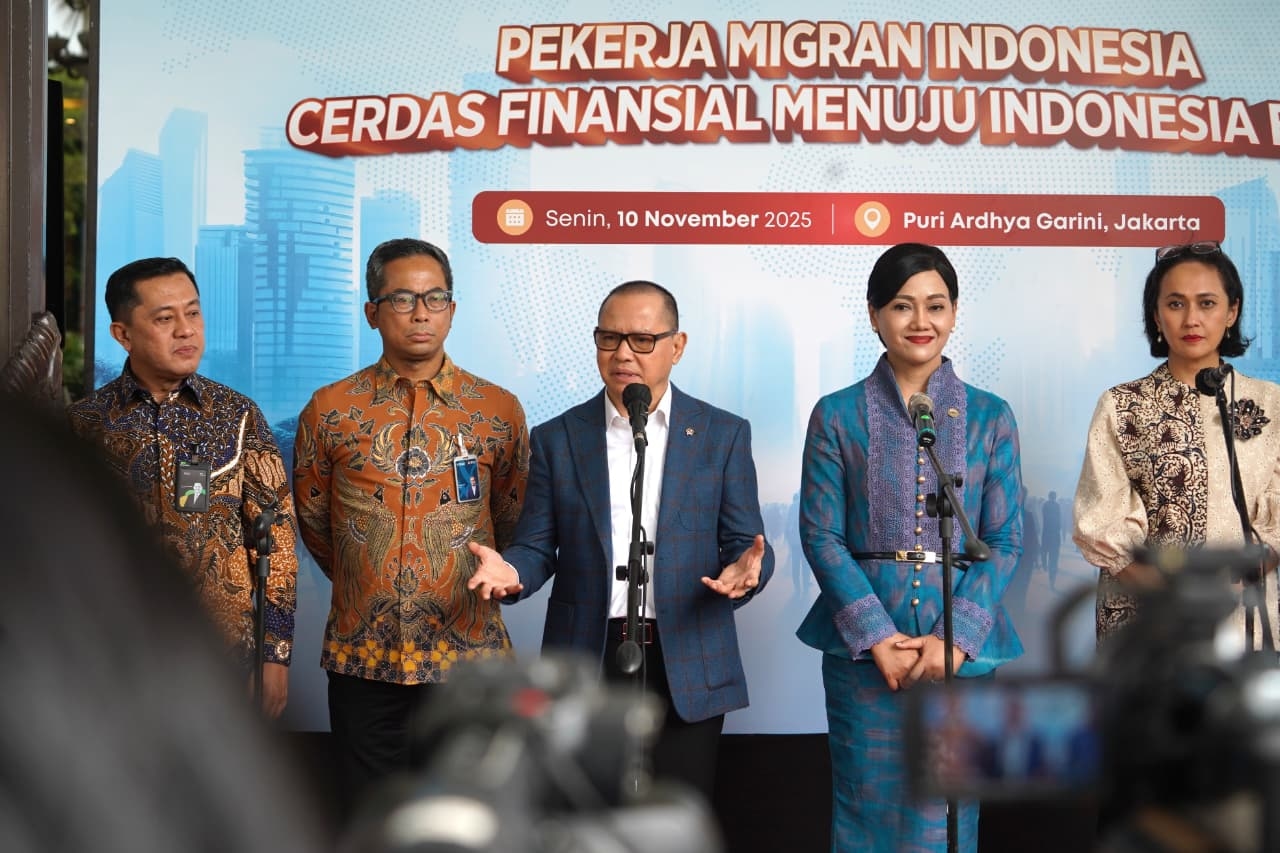 Pekerja Migran adalah Pejuang Devisa! Menteri P2MI Luncurkan Buku Saku Literasi Finansial untuk Wujudkan PMI Cerdas Menuju Indonesia Emas