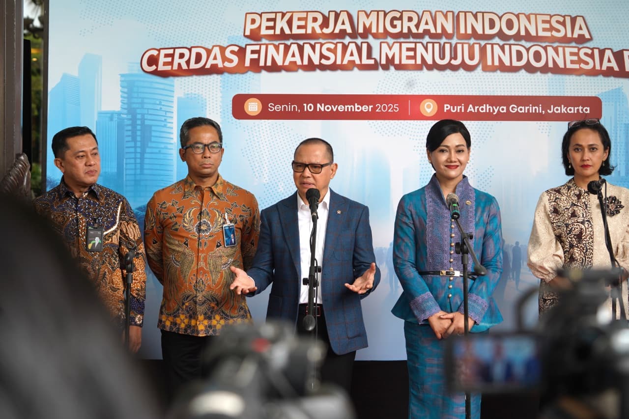 Pekerja Migran adalah Pejuang Devisa! Menteri P2MI Luncurkan Buku Saku Literasi Finansial untuk Wujudkan PMI Cerdas Menuju Indonesia Emas