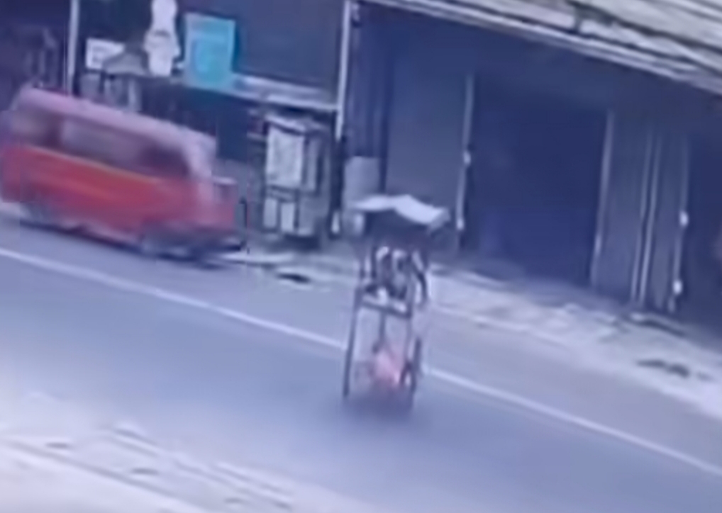 Detik-detik Pedagang Mie Ayam Ditabrak Truk Sampah Hingga Gerobak Hancur, Sopir Truk Melarikan Diri