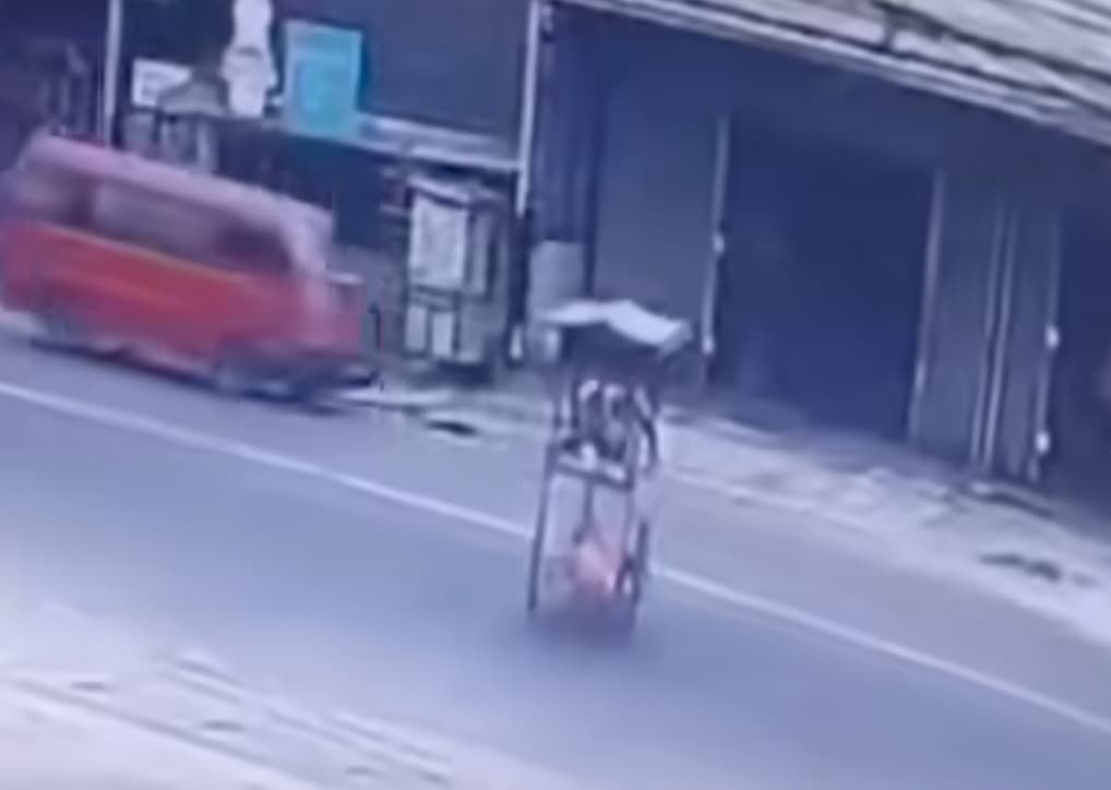 Detik-detik Pedagang Mie Ayam Ditabrak Truk Sampah Hingga Gerobak Hancur, Sopir Truk Melarikan Diri