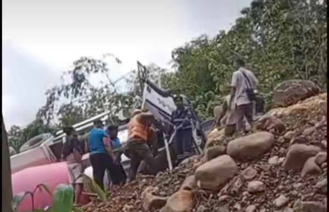 Truk Molen Terguling di Pembangunan Proyek Jembatan Kalierang Tegal, Sopir Terjepit Tak Sadarkan Diri