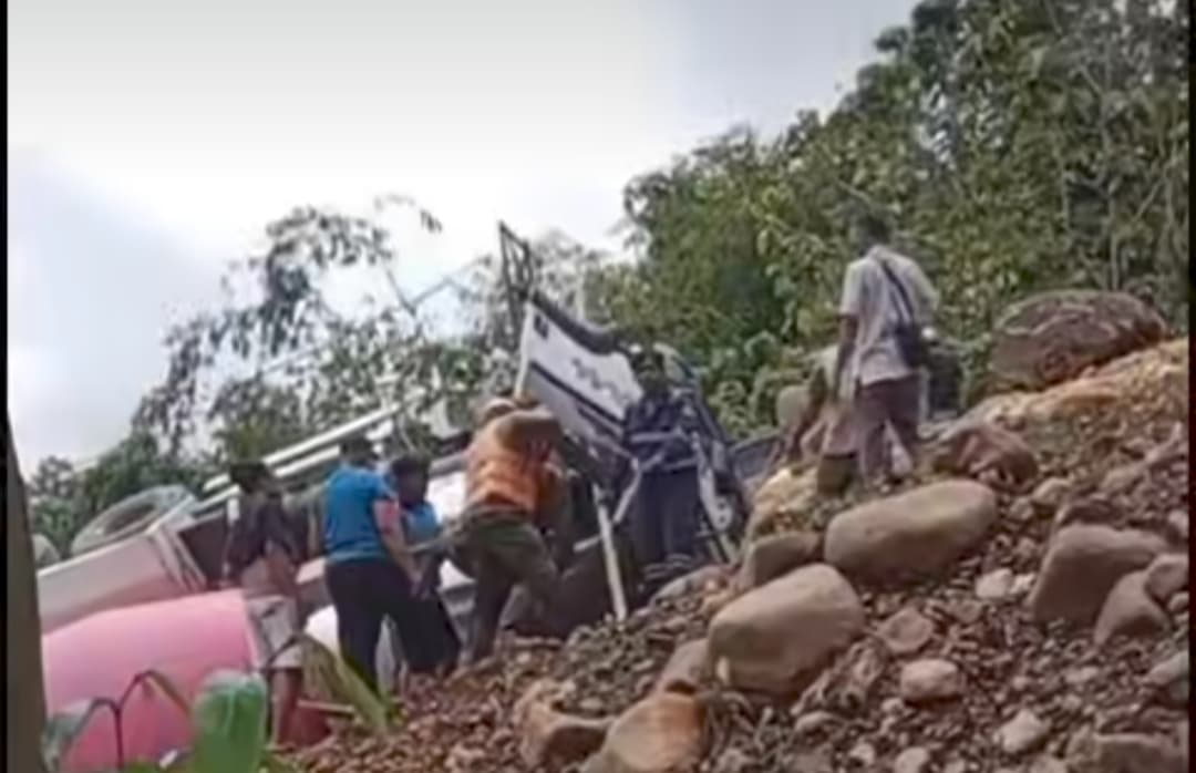 Truk Molen Terguling di Pembangunan Proyek Jembatan Kalierang Tegal, Sopir Terjepit Tak Sadarkan Diri