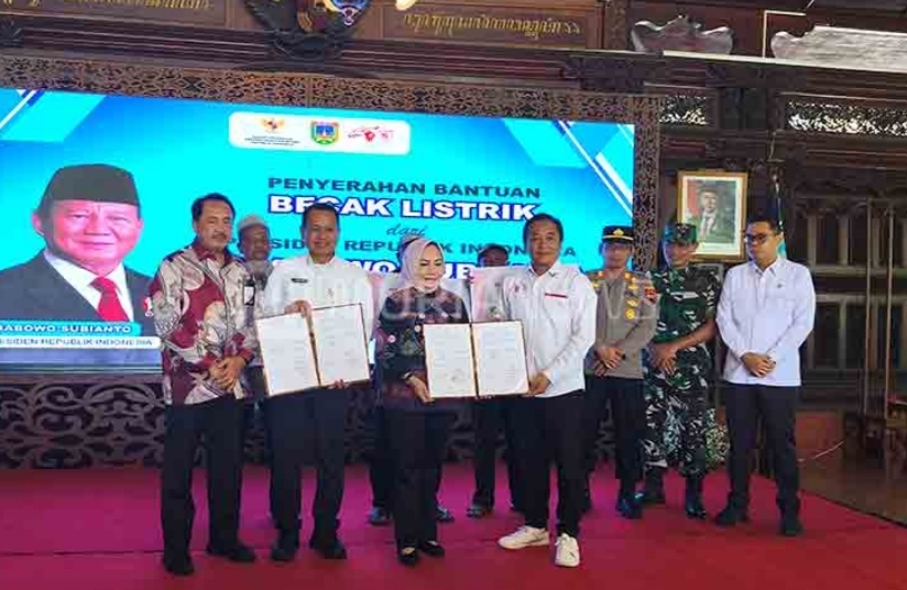 Pakai Uang Pribadi, Presiden Prabowo Bagi-bagi Becak Listrik ke Tukang Becak di Kudus