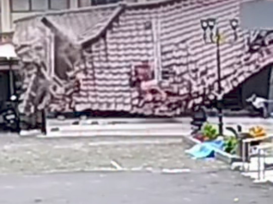 Bruakk!! Atap Gedung Pendopo FKIP Unsil Tasikmalaya Roboh, 16 Mahasiswa Luka-luka