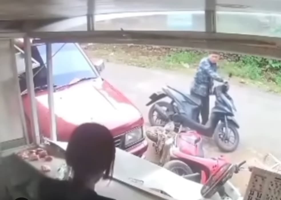 Braakkk, Mobil Seruduk Honda Scoopy dan Warung Es Teh di Jepara, Diduga Sopir Masih Belajar