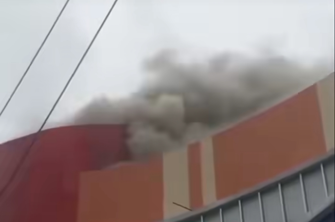 BREAKING NEWS: Swalayan Luwes Ungaran Kebakaran Hebat, Ledakan Terdengar Sebelum Kebakaran Terjadi