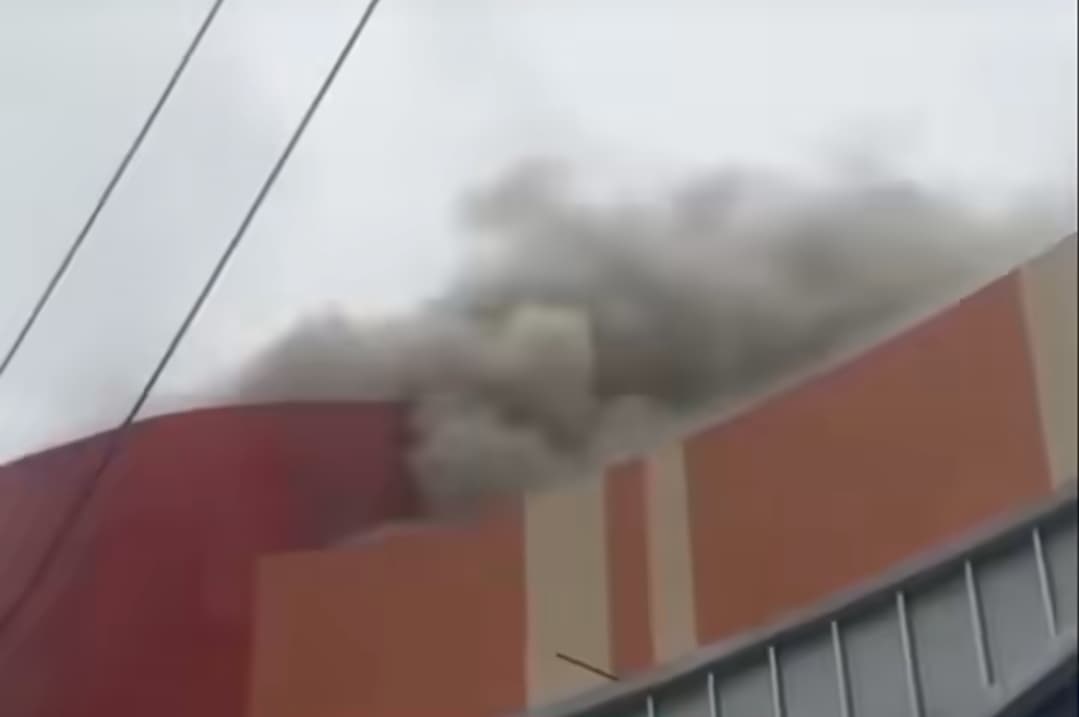 BREAKING NEWS: Swalayan Luwes Ungaran Kebakaran Hebat, Ledakan Terdengar Sebelum Kebakaran Terjadi