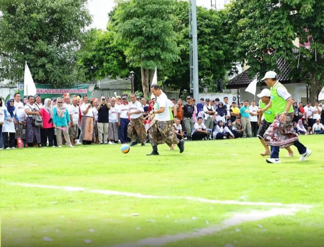 Guru Kabupaten Kudus Unjuk Kreativitas Merayakan HUT PGRI Ke-80 di Halaman Pendopo